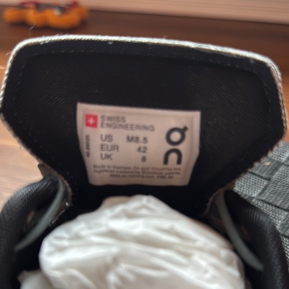 On Running Gray Athletic Shoes with Breathable Mesh - Picture 7 of 8